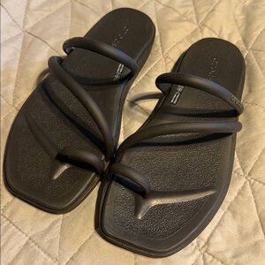 CROCS WOMEN BLACK MIAMI TOE LOOP SANDALS